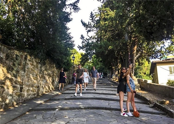 Từ trung tâm thành phố có nhiều cách để lên quảng trường Michelangelo, bạn có thể đi bus, đạp xe qua con dốc để lên trên đồi hoặc đi bộ qua các bậc cầu thang.