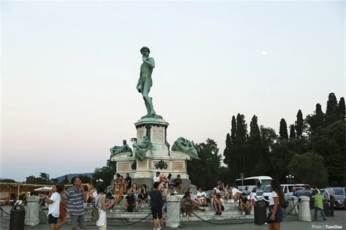 Được đặt tại trung tâm quảng trường là một phiên bản của bức tượng David, một biểu tượng của thành phố cao khoảng 4m, hướng về phía trung tâm thành phố
