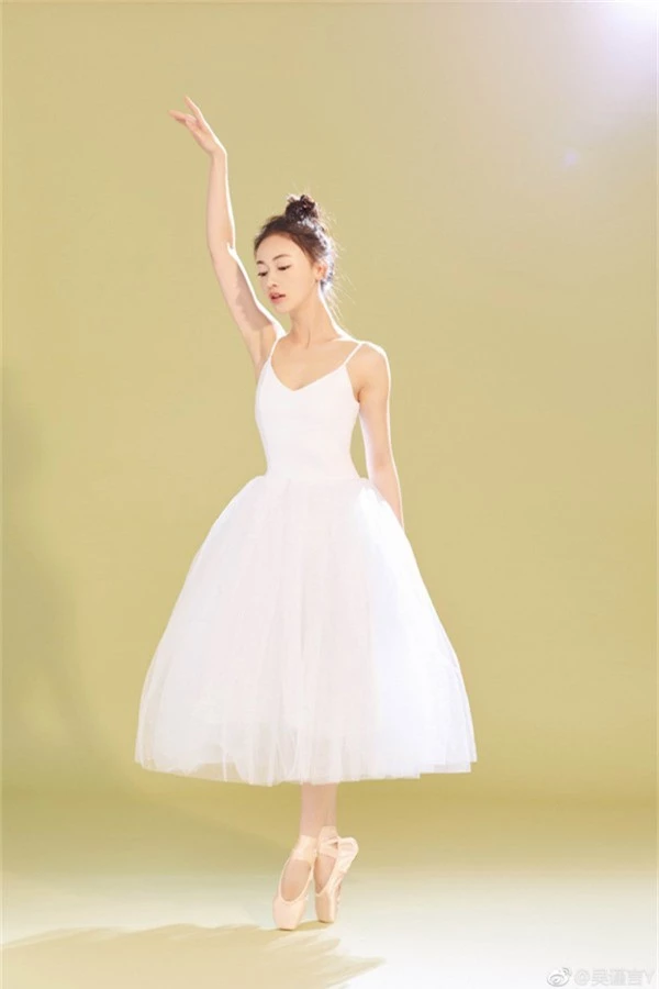 Xuất thân là diễn viên múa ballet nên Ngô Cẩn Ngôn thường chọn các động tác múa để luyện tập hỗ trợ giảm cân.
