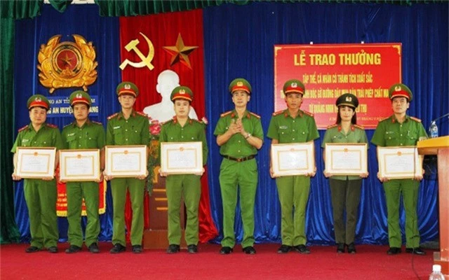 Lãnh đạo Công an tỉnh Hà Nam trao bằng khen cho các cá nhân, tập thể có thành tích xuất sắc trong việc phá án (ảnh: Công an Hà Nam)