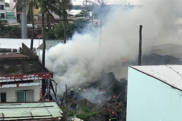Cháy lớn ở TP.HCM, nhiều căn nhà bị thiêu rụi