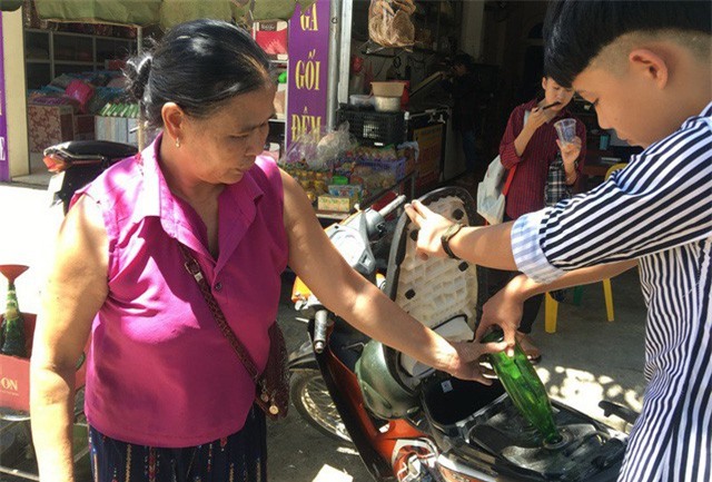 Khan hiếm xăng dầu vì mưa lũ cô lập, tư nhân bán đắt gần gấp đôi