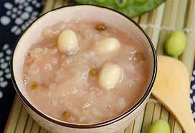 Cách nấu món cháo hạt sen hồng xiêm trị rối loạn tiêu hóa cho trẻ