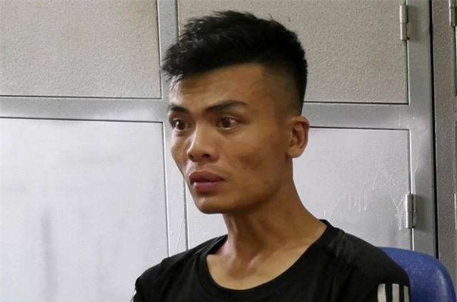 Thanh niên ngáo đá cầm dao khống chế bà lão 65 tuổi