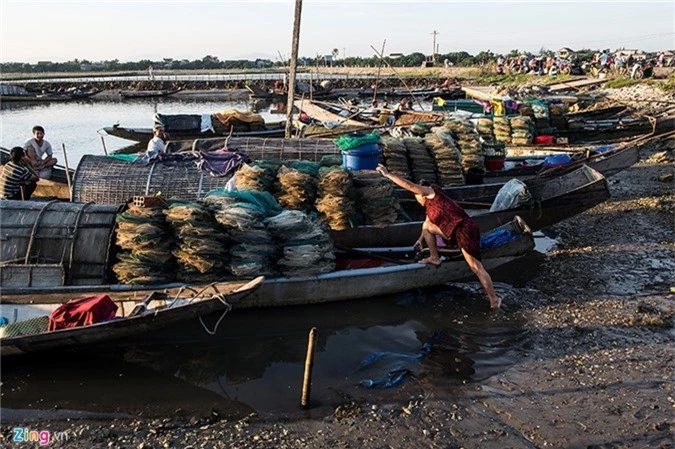 dam minh truoc ve dep binh yen trong som mai o lang chai co xu hue hinh anh 1