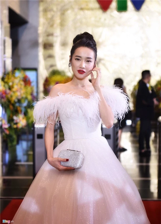 Nha Phuong, Bao Thanh rang ro tren tham do VTV Awards 2018 hinh anh 1
