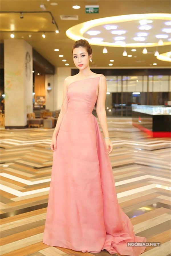 Gam màu hồng của chiếc váy tôn lên nước da của đương kim Hoa hậu.