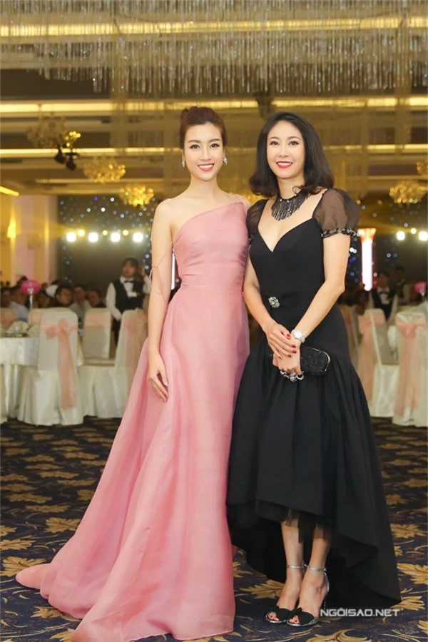 Hoa hậu Đỗ Mỹ Linh diện váy mỏng tang dự sự kiện - 4