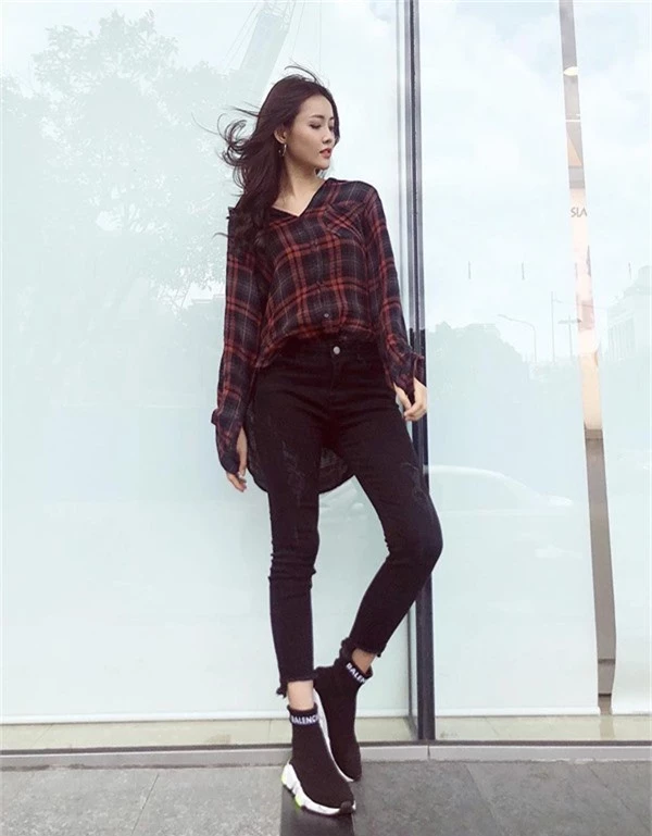 Diện sơ mi cùng jeans skinny như Mỹ Nhân khá quen thuộc nhưng cách mix đồ này vẫn không gây nhàm chán. Bởi lối mix-match đơn giản và luôn mang tính tiện lợi cao.