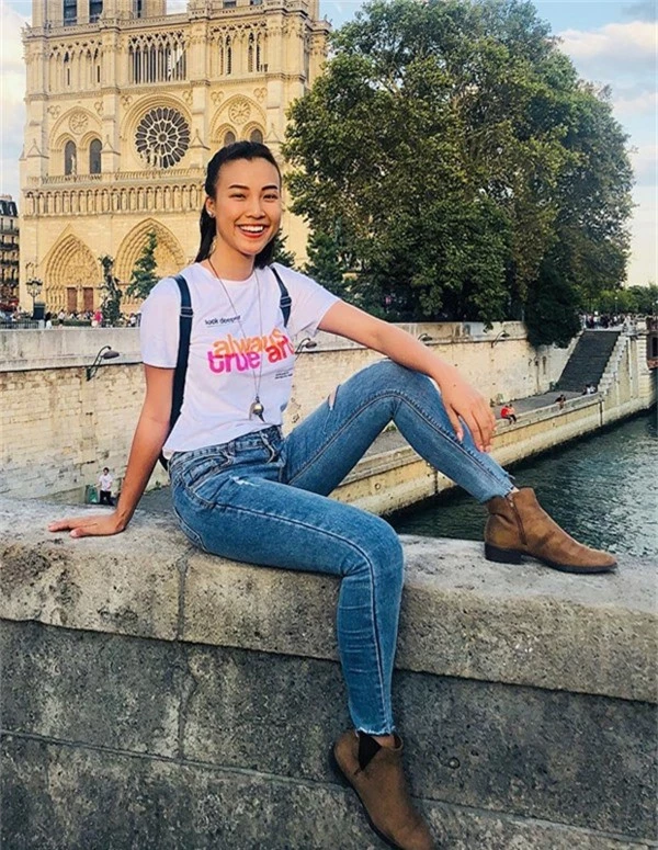 Khi đi du lịch hay rong chơi phố xá, diện áo thun cùng jeans như MC Hoàng Oanh sẽ giúp bạn gái tự do trong từng chuyển động.