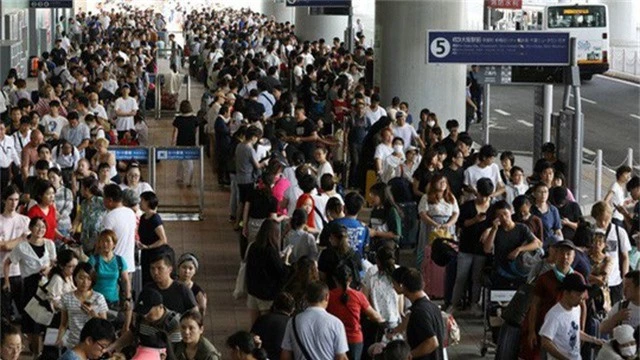 
Hàng ngàn du khách bị mắc kẹt tại sân bay Nhật Bản vì bão Jebi. Ảnh: SCMP
