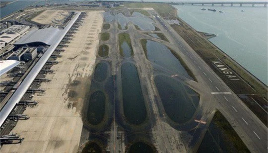 
Nhiều chuyến bay bị hủy do sân bay ngập nặng. Ảnh: SCMP
