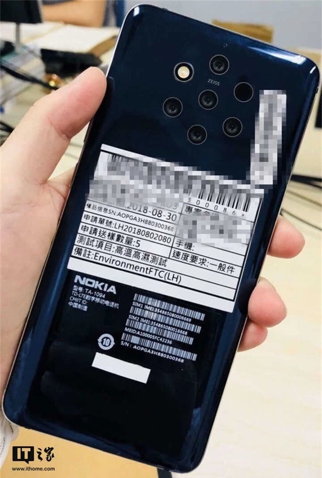 Hình ảnh mặt sau được cho là của Nokia 9, với cách bố trí các camera cực lạ mắt