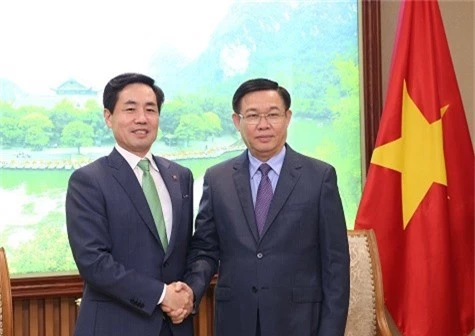 Phó Thủ tướng Vương Đình Huệ tiếp Chủ tịch kiêm Tổng Giám đốc Công ty tài chính Lotte Card Kim Chang Kwon (Ảnh: VGP)