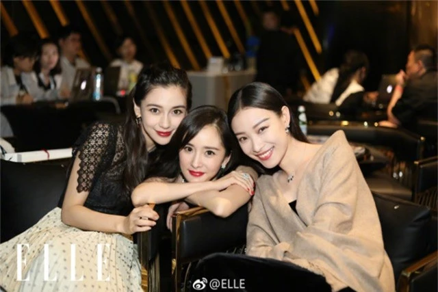 Angelababy, Dương Mịch, Nghê Ni đồng hành trong đêm tiệc do một tạp chí thời trang lớn tổ chức tại Bắc Kinh tối 6/9. Ba ngôi sao màn ảnh Hoa ngữkhoe sắc trong phục sức lộng lẫy, gương mặt rạng rỡ. Angelababy và Dương Mịch là hai người bạn thân thiết, Baby lại chơi với Nghê Ni, từ đó ba côtrở thành hội bạn thân.