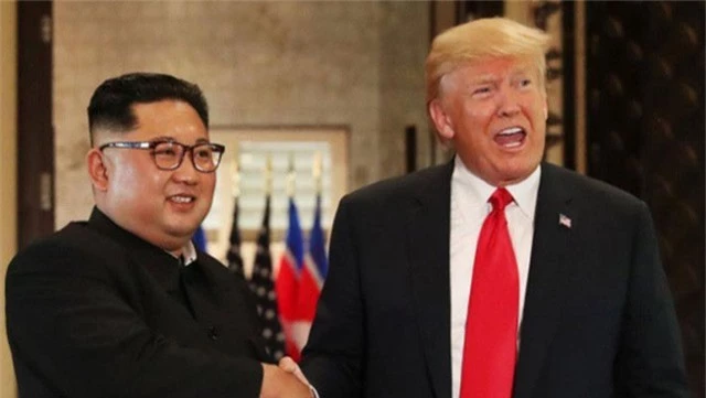 
Tổng thống Mỹ Donald Trump (phải) và nhà lãnh đạo Triều Tiên Kim Jong-un (Ảnh: Reuters)
