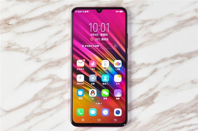 X23 được trang bị màn hình Super AMOLED kích thước 6,4 inch, độ phân giải Full HD Plus (2.340x1.080 pixel). Màn hình này được chia theo tỷ lệ 19,5:9, chiếm 91,2% diện tích mặt trước, thiết kế dạng giọt nước.