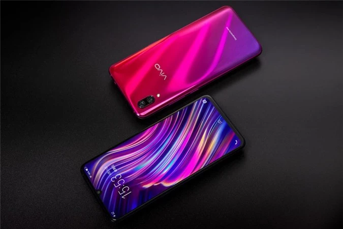 Vivo X23 có 5 màu sắc gồm phantom, phantom red và midnight blue, tím thời trang và vàng thời trang. Máy lên kệ tại Trung Quốc từ ngày 14/9 với giá 3.498 Nhân dân tệ (tương đương 11,92 triệu đồng).