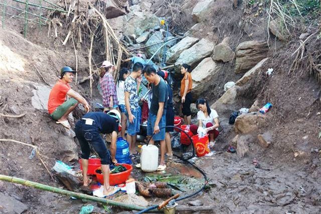 Cả bản tàn tạ dưới bãi bùn: Bới đống đổ nát nhặt từng cái bát