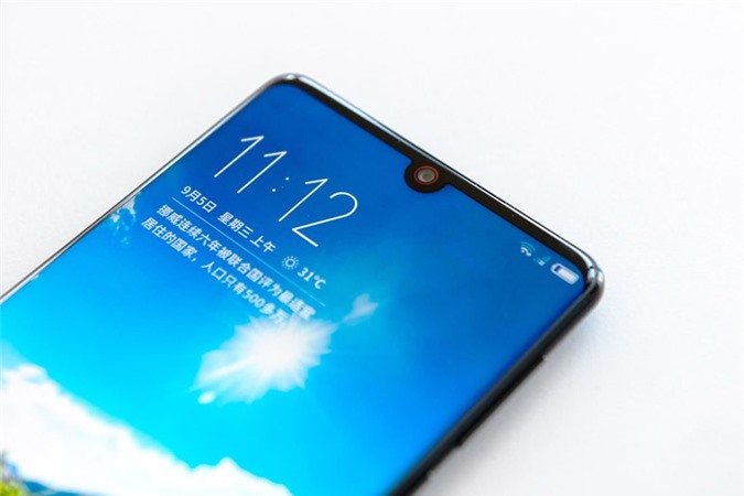 Cận cảnh smartphone chip S845, RAM 8 GB, viền siêu mỏng, giá gần 10 triệu