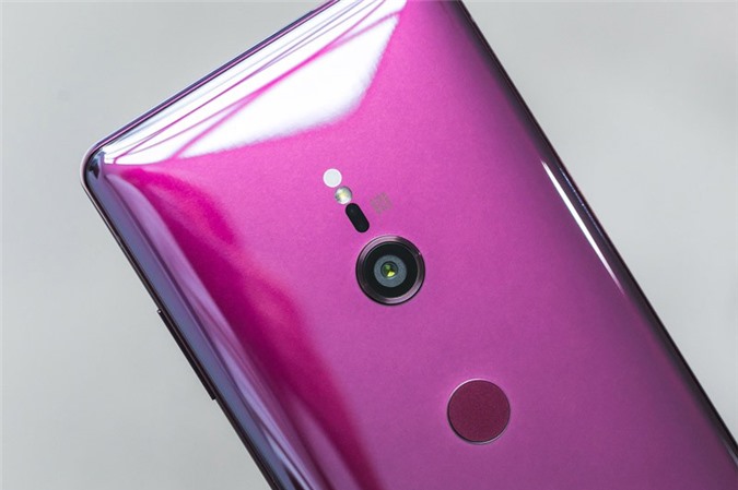 Cận cảnh smartphone chống nước, màn hình cong, chip S845