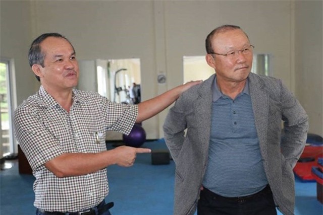 Bầu Đức hé lộ thông tin gây "sốc" về việc mời HLV Park Hang-seo