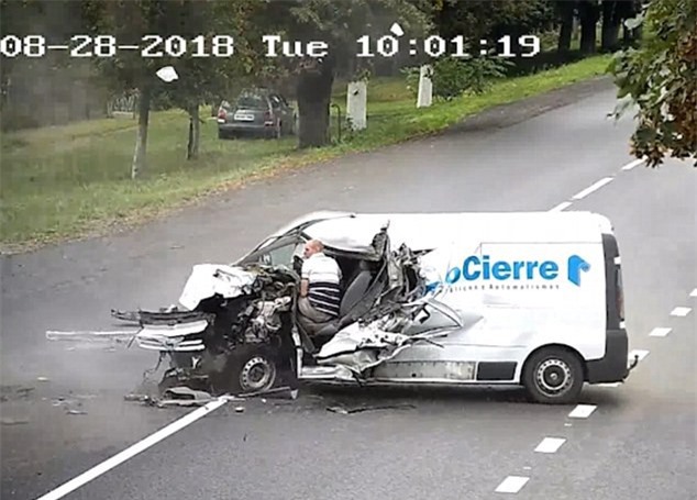 Clip: Tài xế ngủ gật, xe van chở hàng tông nhau với xe tải