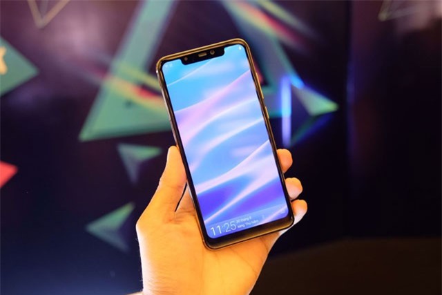 Clip: Trên tay smartphone Việt thiết kế giống iPhone X, giá ‘mềm’