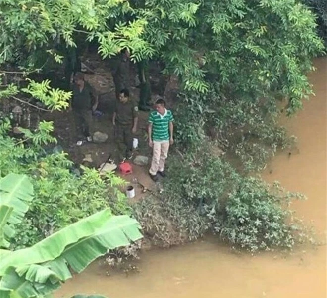 Bac si khai giet vo roi phi tang xac xuong song hinh anh 1