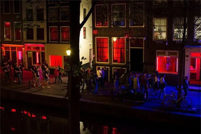 
Quang cảnh phố đèn đỏ tại Amsterdam, Hà Lan
