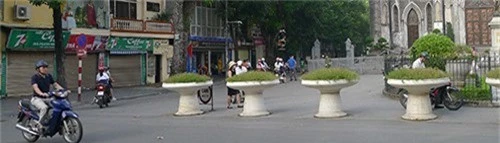 Trường THCS Hoàn Kiếm có lối vào rộng rãi do sử dụng một phần quảng trường Nhà Thờ