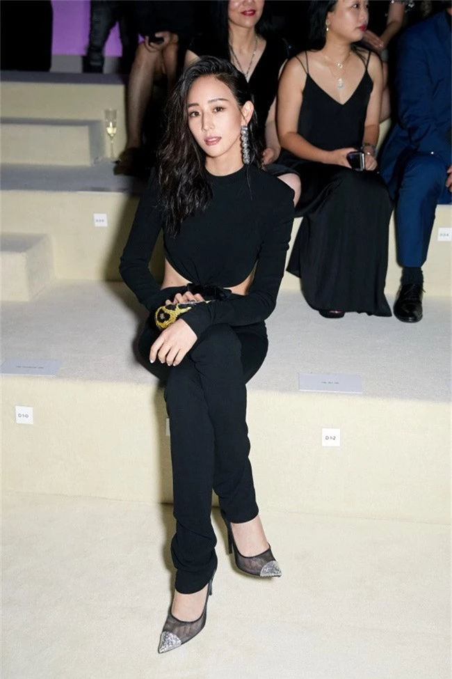 Mặc nguyên cây đồ đen tới dự show Tom Ford, Trương Quân Ninh lấn át cả chân dài Victorias Secret tại Tuần lễ thời trang New York - Ảnh 1.