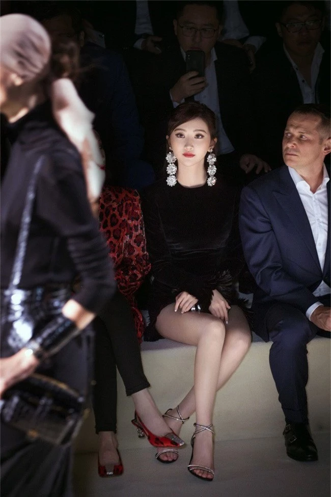 Mặc nguyên cây đồ đen tới dự show Tom Ford, Trương Quân Ninh lấn át cả chân dài Victorias Secret tại Tuần lễ thời trang New York - Ảnh 10.