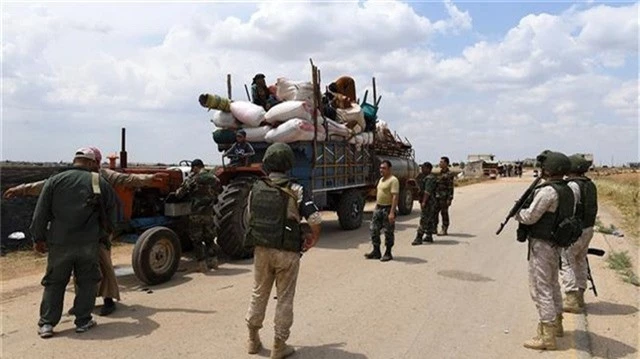 Cảnh sát quân sự Nga cùng với binh sĩ chính phủ Syria ở tỉnh Idlib ngày 1-6. Ảnh: AFP