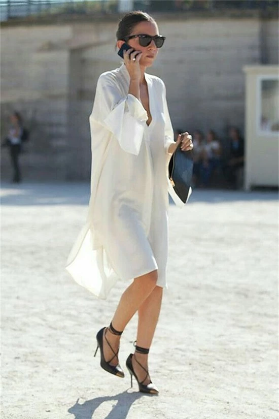 Đầm sơ mi trắng là trang phục được ưa chuộng nhất, bởi gam màu thanh nhã luôn tạo nên sự gắn kết ăn ý với phom dáng váy rộng rãi.