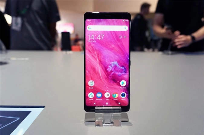 Xperia XZ3 được trang bị màn hình OLED 6 inch độ phân giải 2K Plus (2.880x1.440 pixel), mật độ điểm ảnh 537 ppi. Màn hình này được thiết kế cong 2 cạnh viền, tích hợp công nghệ HDR BT.2020, Triluminos và X-Reality.