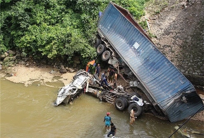 Húc tung lan can cầu, container lao xuống suối - ảnh 1