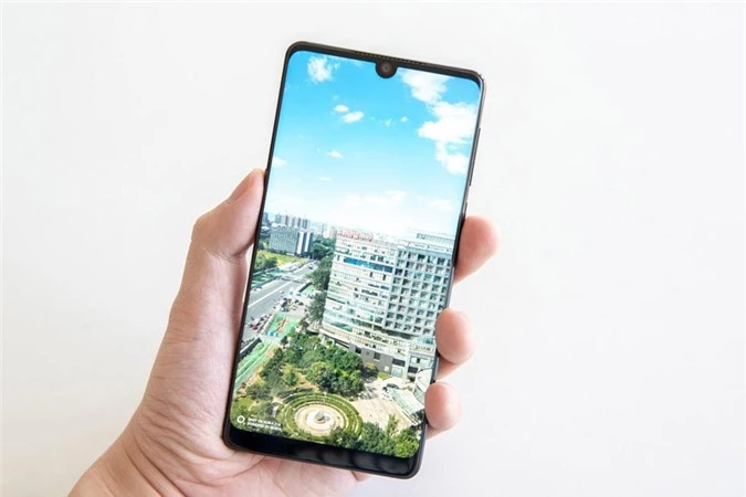 Nubia Z18 sở hữu màn hình IPS kích thước 5,99 inch, độ phân giải Full HD Plus (2.160x1.080 pixel), mật độ điểm ảnh 403 ppi. Màn hình này được thiết kế dạng giọt nước chiếm 91,8% diện tích mặt trước.