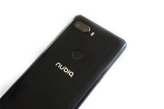 Hai camera sau của ZTE Nubia Z18 có độ phân giải 24 MP, khẩu độ f/1.6  hỗ trợ lấy nét theo pha, chống rung quang học (OIS) và cảm biến phụ 16 MP, f/1.6 cho phép chụp ảnh xóa phông. Bộ đôi máy ảnh này được trang bị đèn flash LED kép, quay video 4K, quay slow-motion với tốc độ 960 khung hình/giây. 