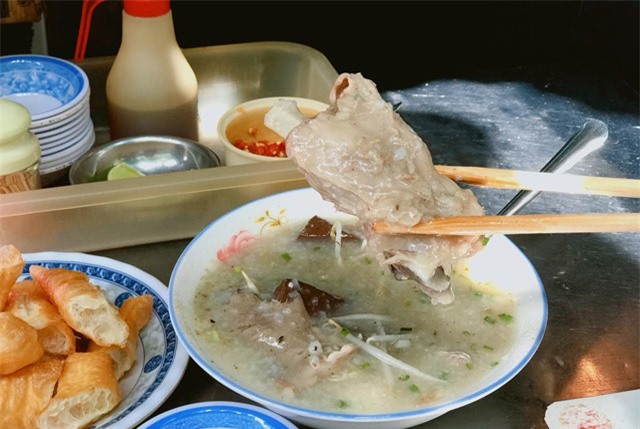 Quán cháo lòng bình dân 41 năm tuổi hút khách ở Sài Gòn