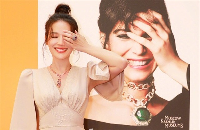 Thư Kỳ - nhan sắc như đôi mươi ở tuổi 42