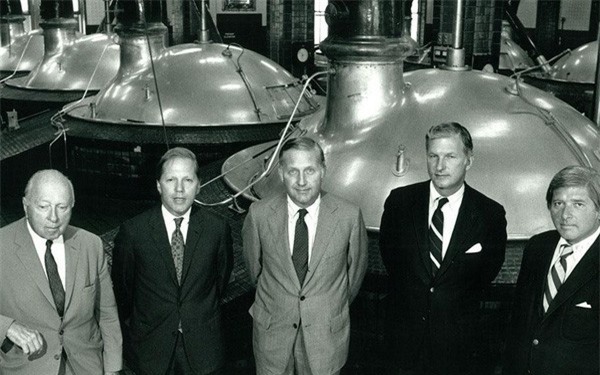 Hành trình lụn bại của gia tộc từng giàu nhất nước Mỹ