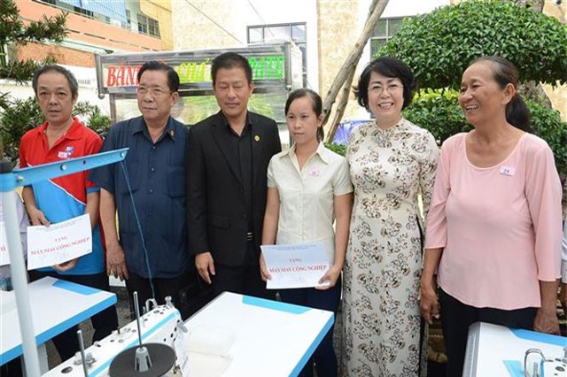 Trao tặng 100 phương tiện sinh kế cho người nghèo TP Hồ Chí Minh