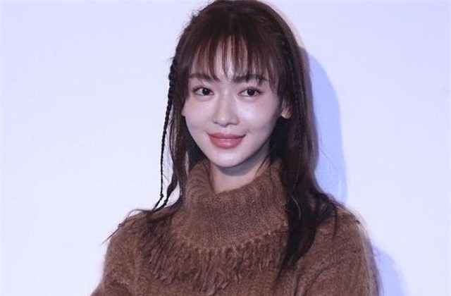 Ngô Cẩn Ngôn bị tố hành xử như vợ vua trong đời thật