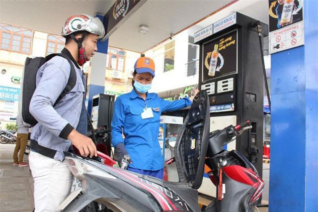 Cây xăng bá đạo nhất Việt Nam: Bình xăng 3,7 lít bơm hết 5,7 lít