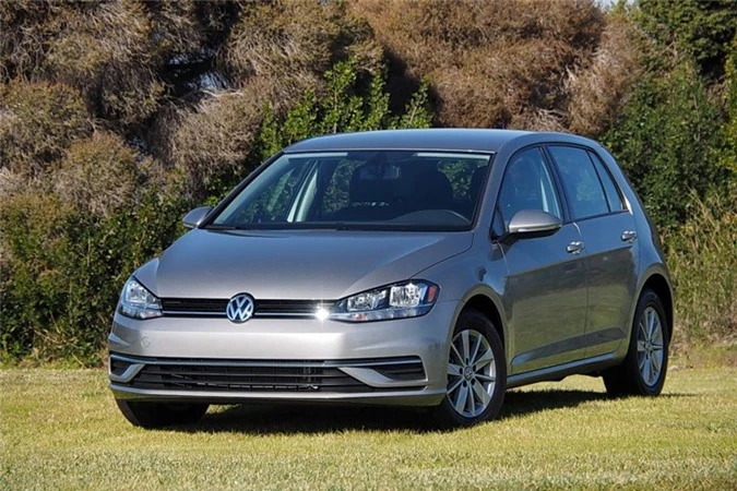 2. Volkswagen Golf (doanh số: 441.925 chiếc).