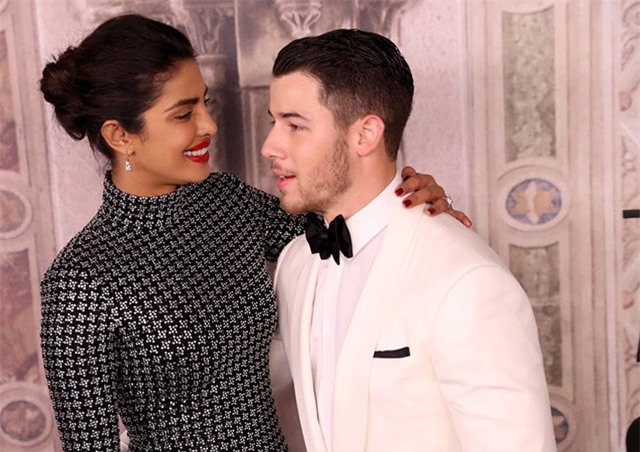 Nick Jonas và bạn gái hoa hậu lần đầu tới thảm đỏ cùng nhau