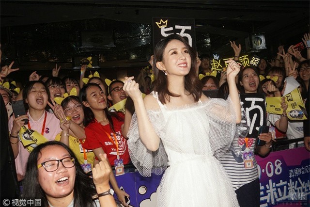 Triệu Lệ Dĩnh gầy gò giữa tin đồn đang mang thai với Phùng Thiệu Phong