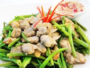 Đổi vị cho bữa trưa với món ngao xào rau muống thơm ngon hết ý