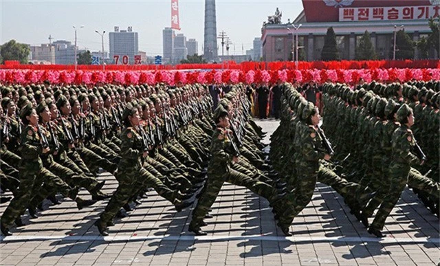 Truyền thông Hàn Quốc nhận định lễ duyệt binh mừng Quốc khánh của Triều Tiên năm nay không có nhiều khí tài quân sự hạng nặng, song màn diễu hành của các binh sĩ thuộc các binh chủng của lực lượng vũ trang Triều Tiên vẫn rất ấn tượng. (Ảnh: Nathan VanderKlippe‏)